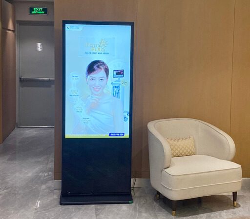 Màn hình quảng cáo chân đứng 86 inch đặt tại cửa hàng