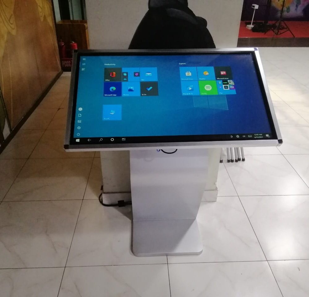 Màn hình LCD chân quỳ mang lại nhiều tiện ích cho người dùng 