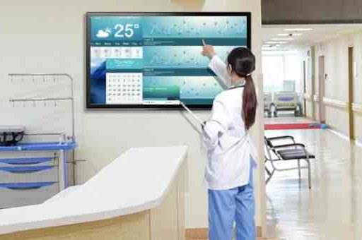Màn hình tương tác trong y tế hỗ trợ nhân viên trong công việc