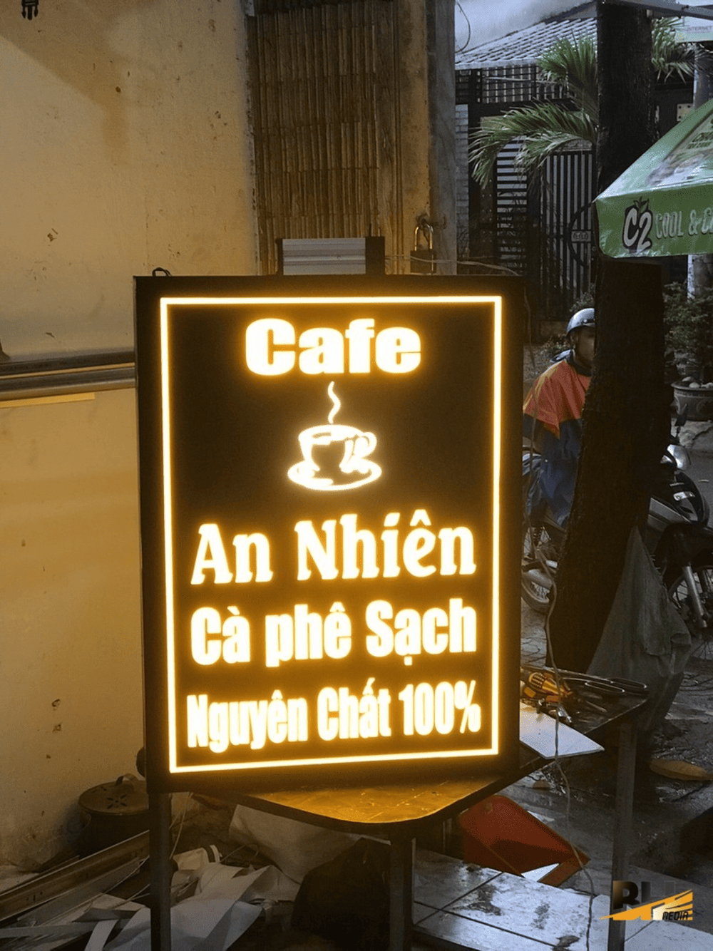 hop-den-quang-cao-ngoai-troi