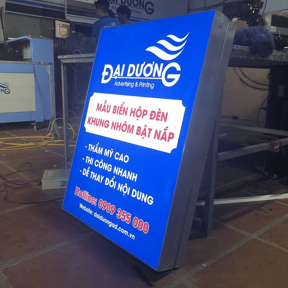 hop-den-quang-cao-ngoai-troi