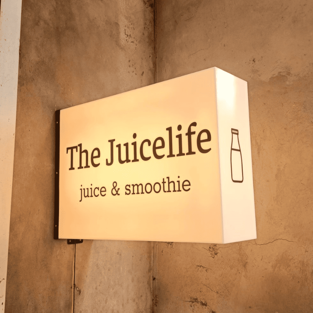 hop-den-quang-cao-ngoai-troi