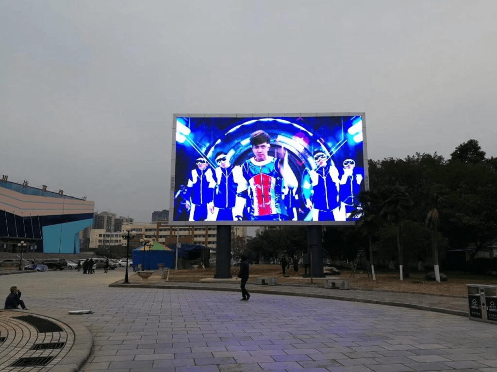 man-hinh-led-p5-ngoai-troi