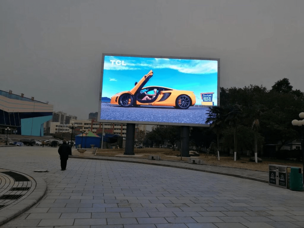 man-hinh-led-p5-ngoai-troi