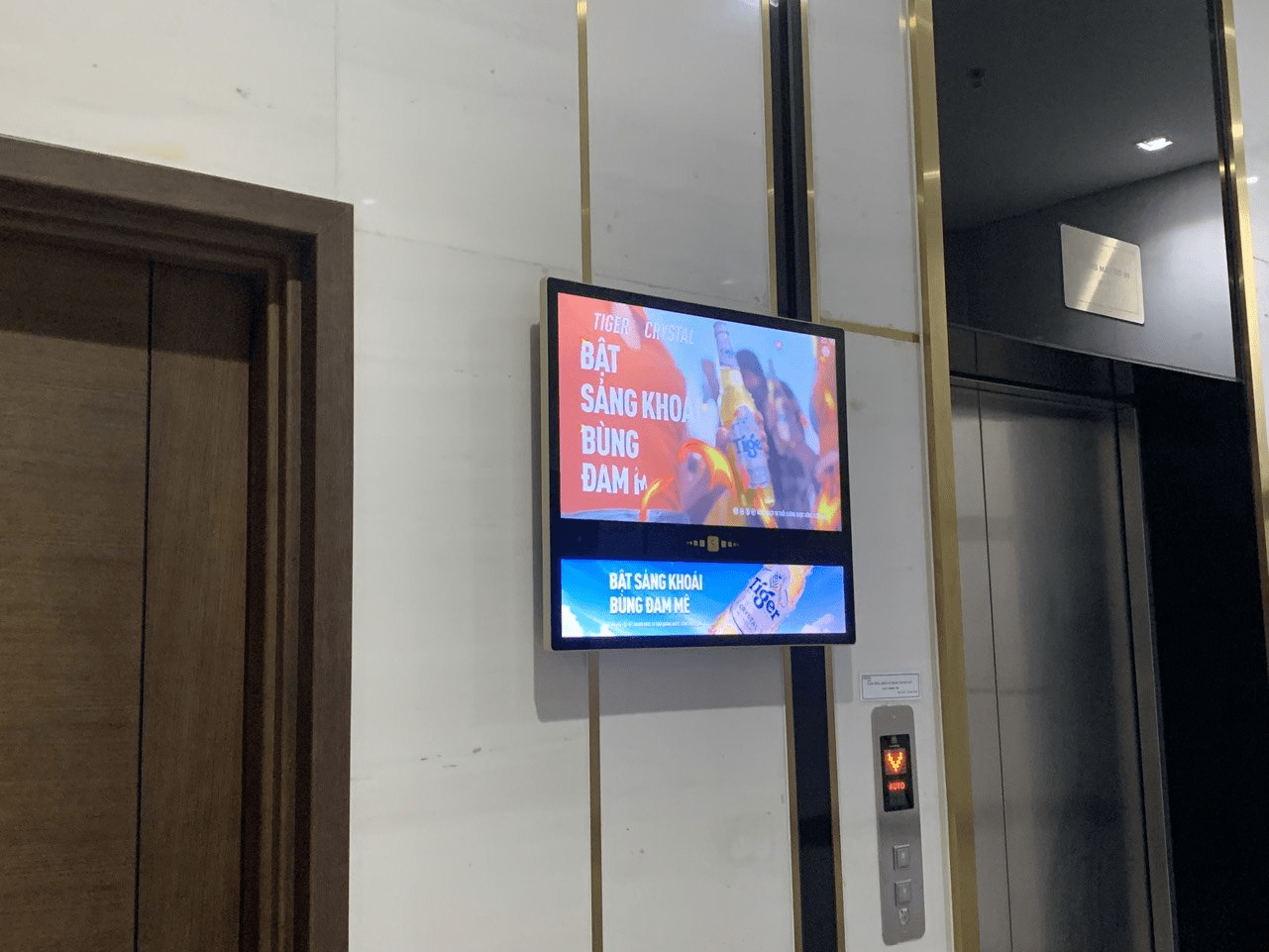 man-hinh-led-trong-thang-may