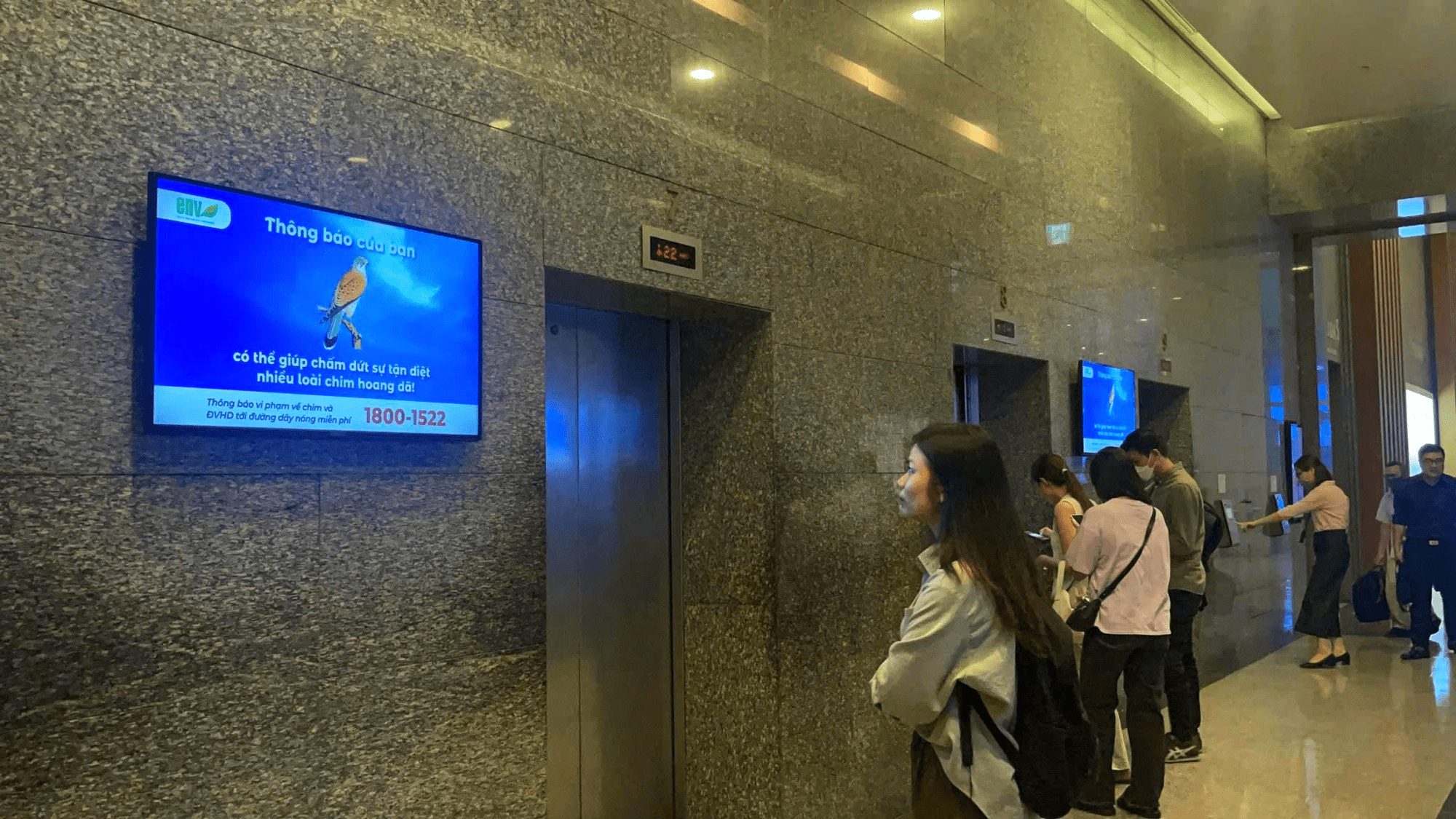 man-hinh-led-trong-thang-may