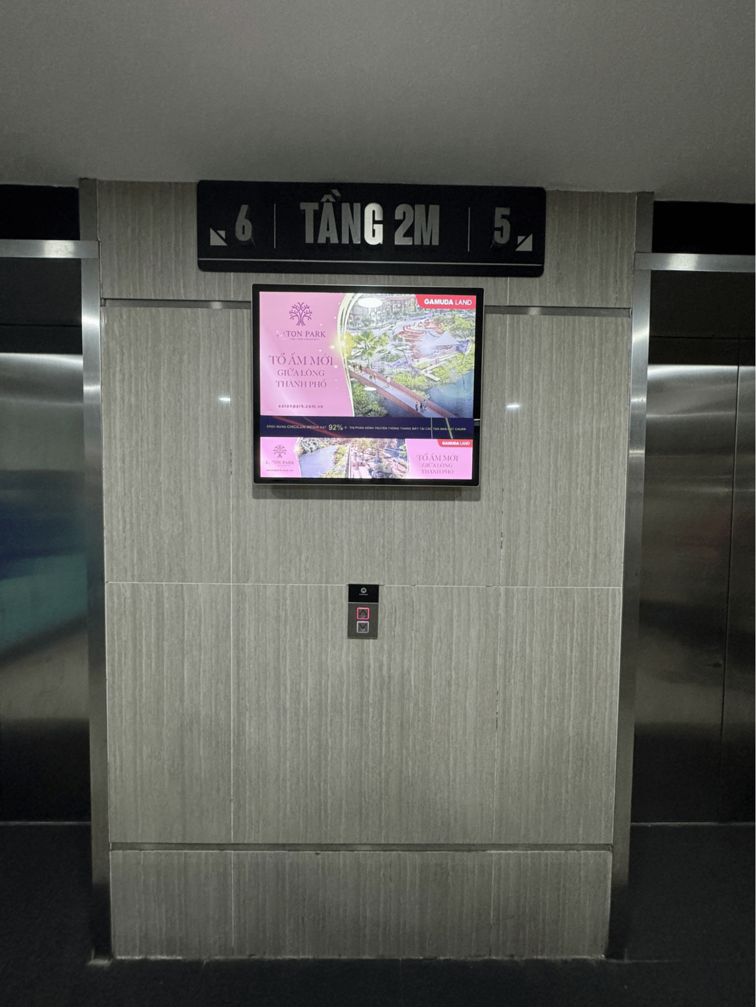 man-hinh-led-trong-thang-may