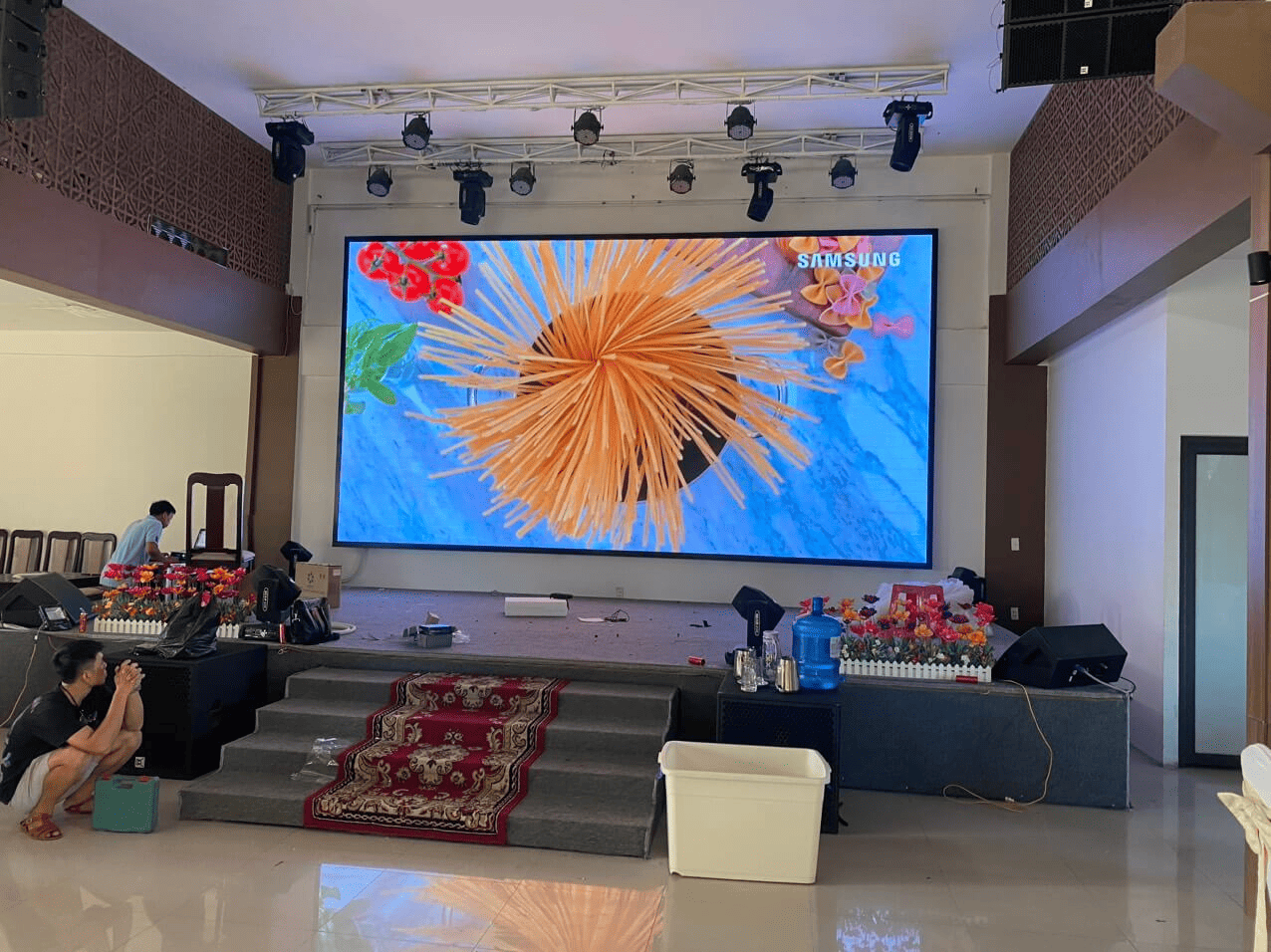 gia-man-hinh-led-p3-trong-nha