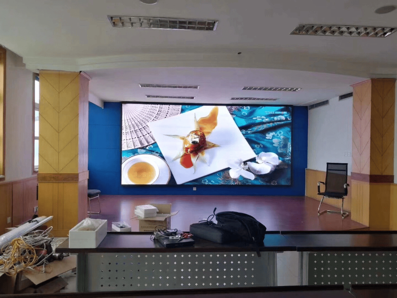 gia-man-hinh-led-p3-trong-nha